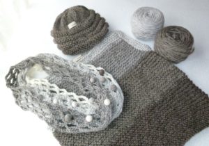 無染色羊毛で手紡ぎした毛糸と手編み作品